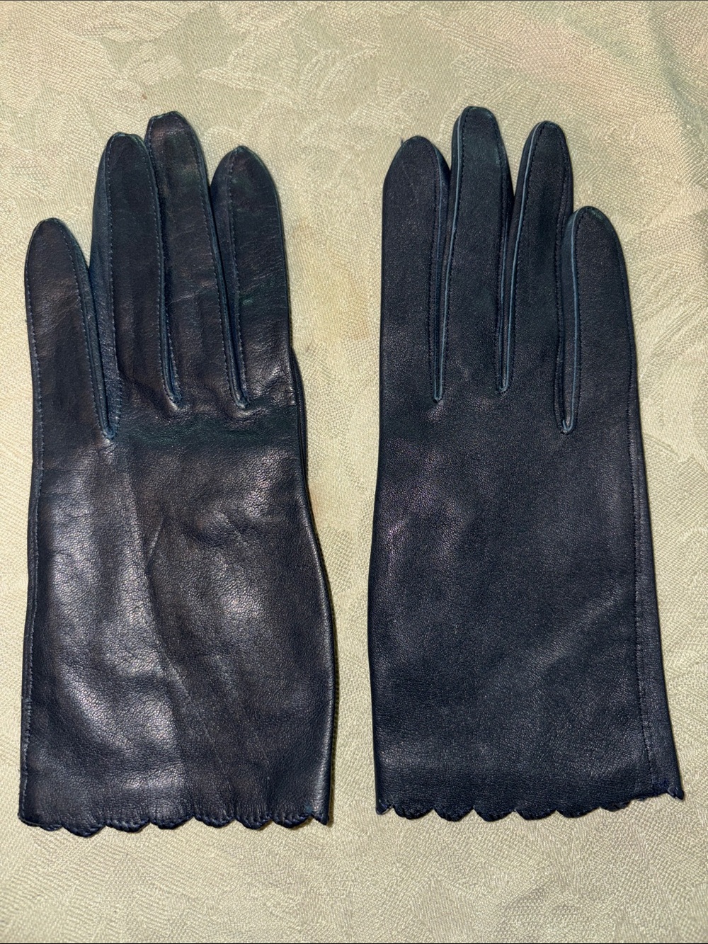 Classic Women's Navy Leather Gloves